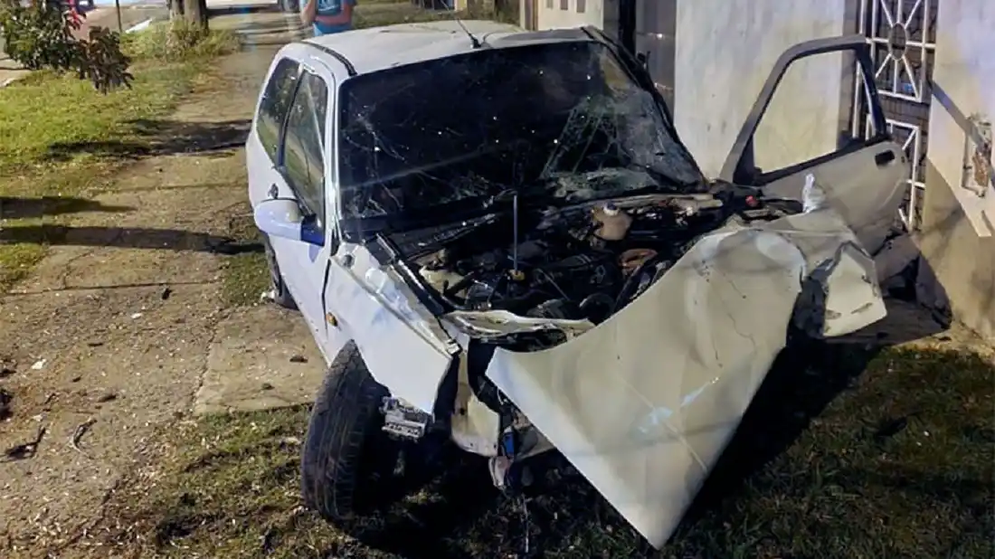 Fatal accidente en Paraná: un joven murió al chocar con su auto y subir a la vereda