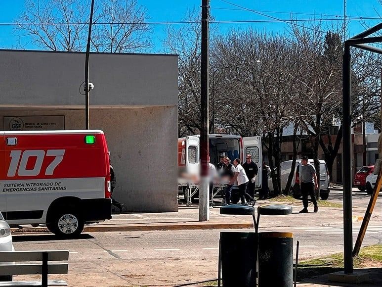 Ambulancias del SIES 107 trasladaron a los ocupantes al Hospital “Dr. Jaime Ferré” de Rafaela.