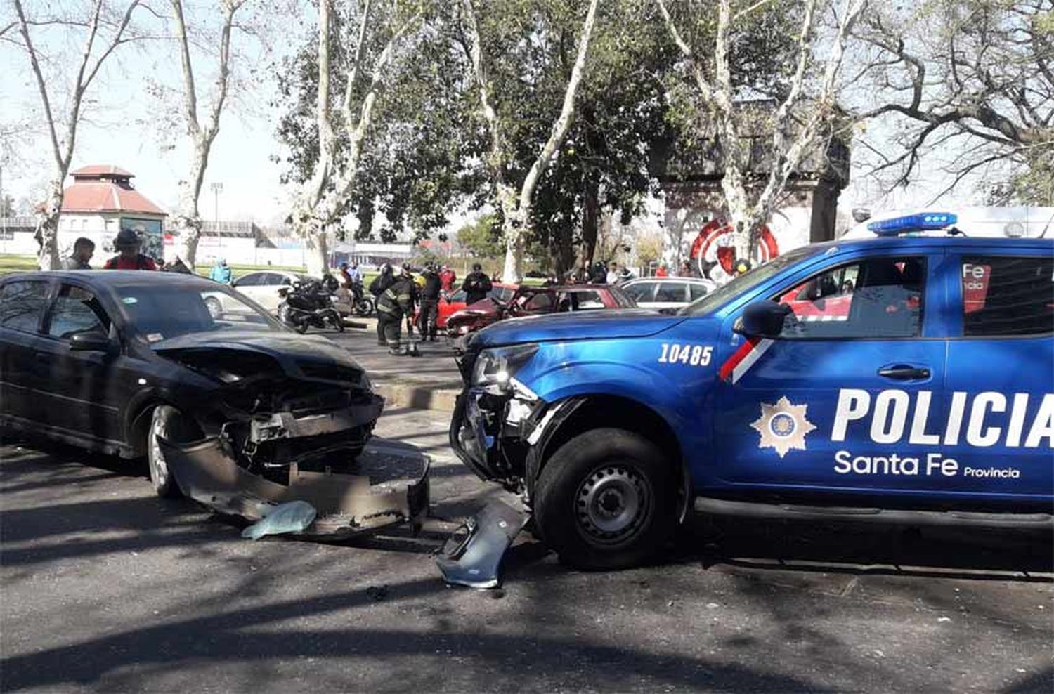 Una persecución policial terminó con dos choques: un nene salió despedido de un auto