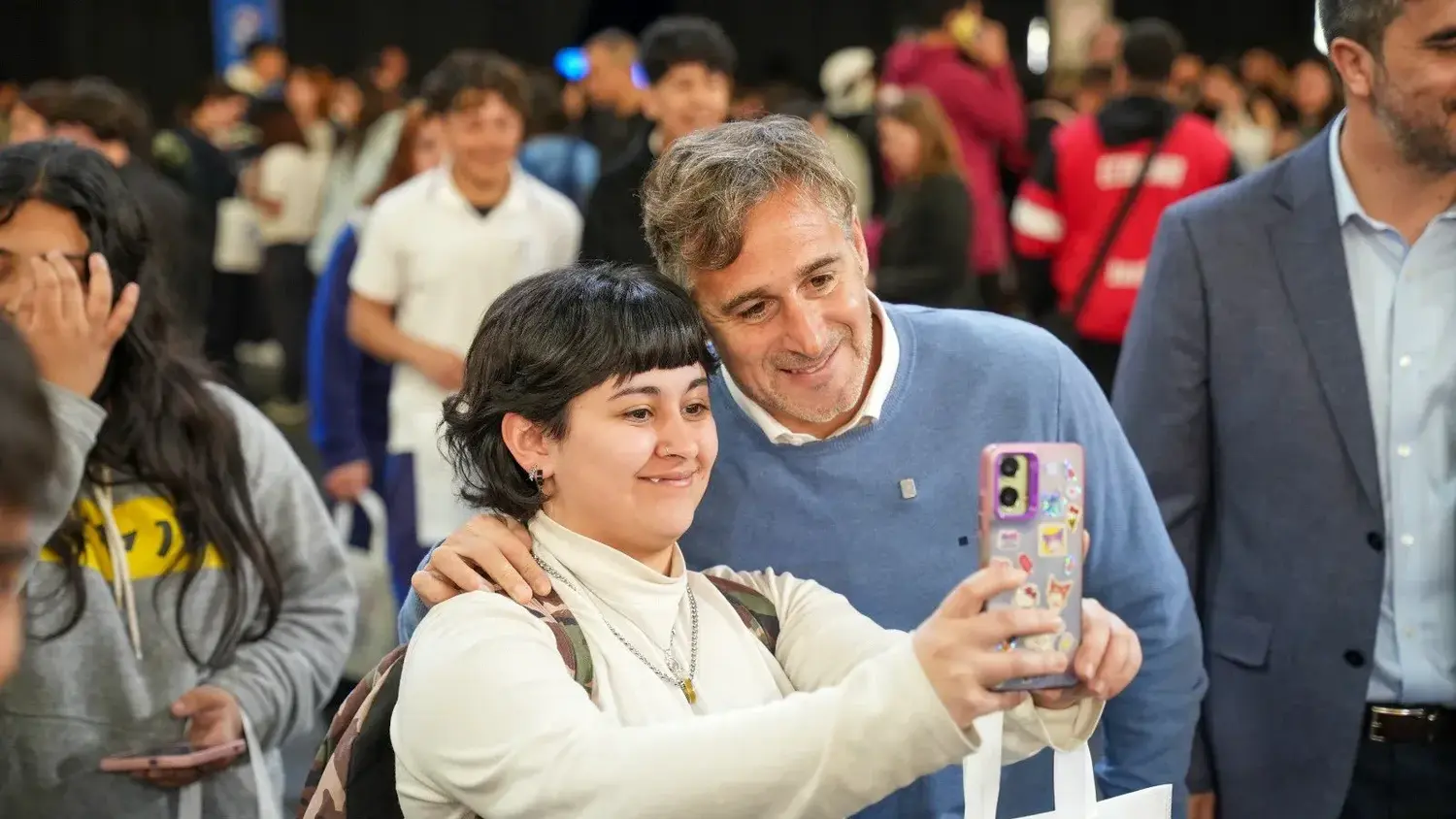 Achával acompañó a estudiantes en la feria de educación local.