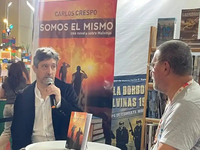 "Es muy potente haber visto a los veteranos llorar ensimismados en silencio en el cementerio argentino", recordó.