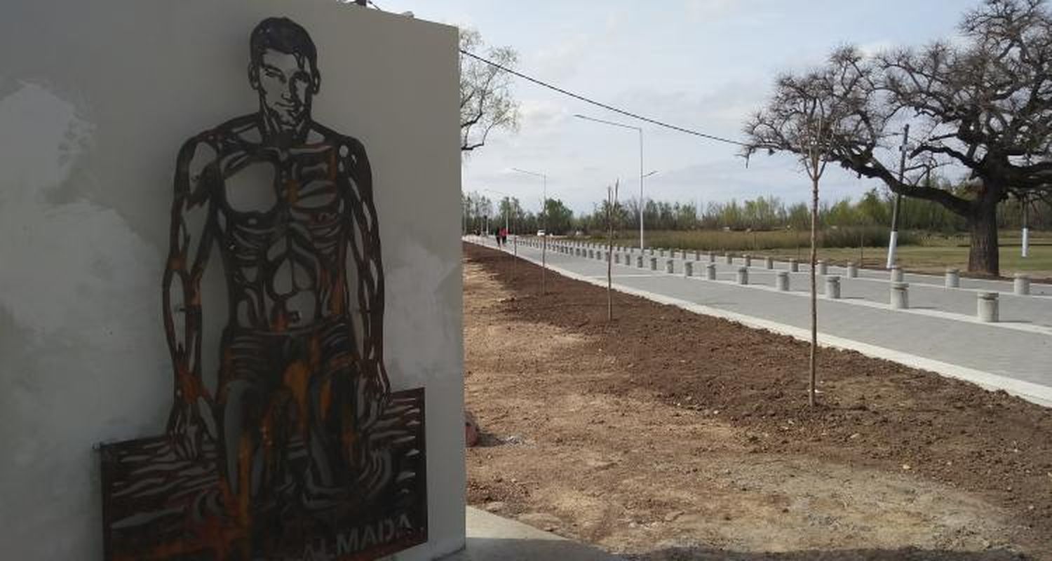 Agenor Almada es eterno frente al río Paraná