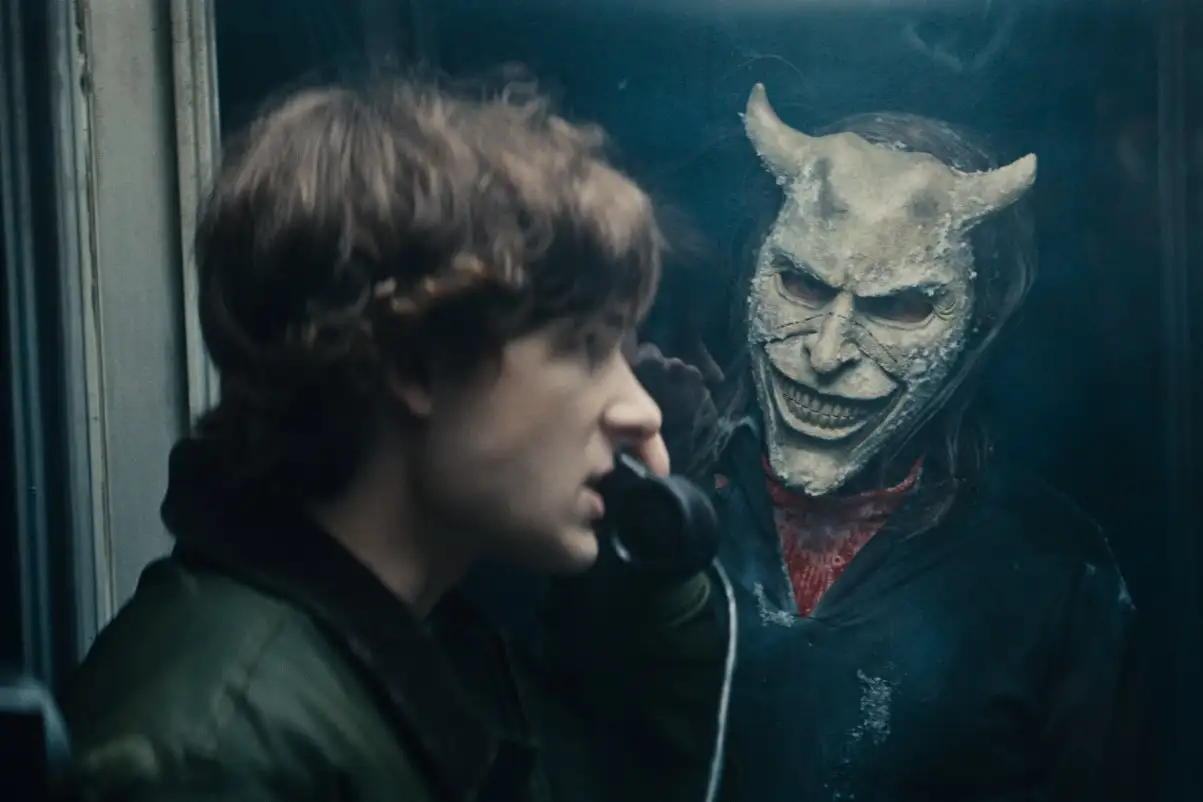 Ethan Hawke vuelve como el villanísimo villano de "Teléfono negro 2".