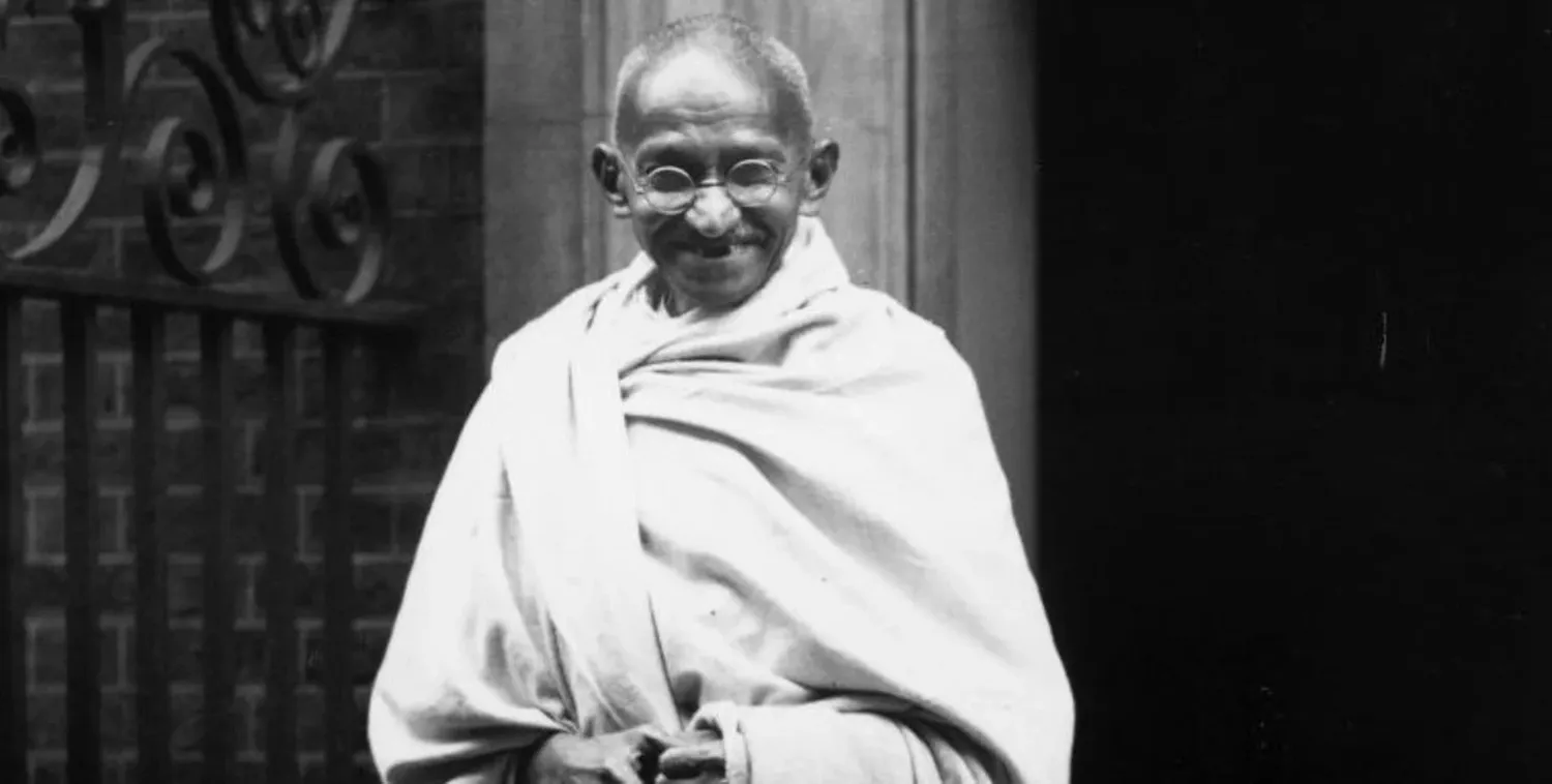 El legado de Gandhi: un faro de no violencia en un mundo necesitado de paz.