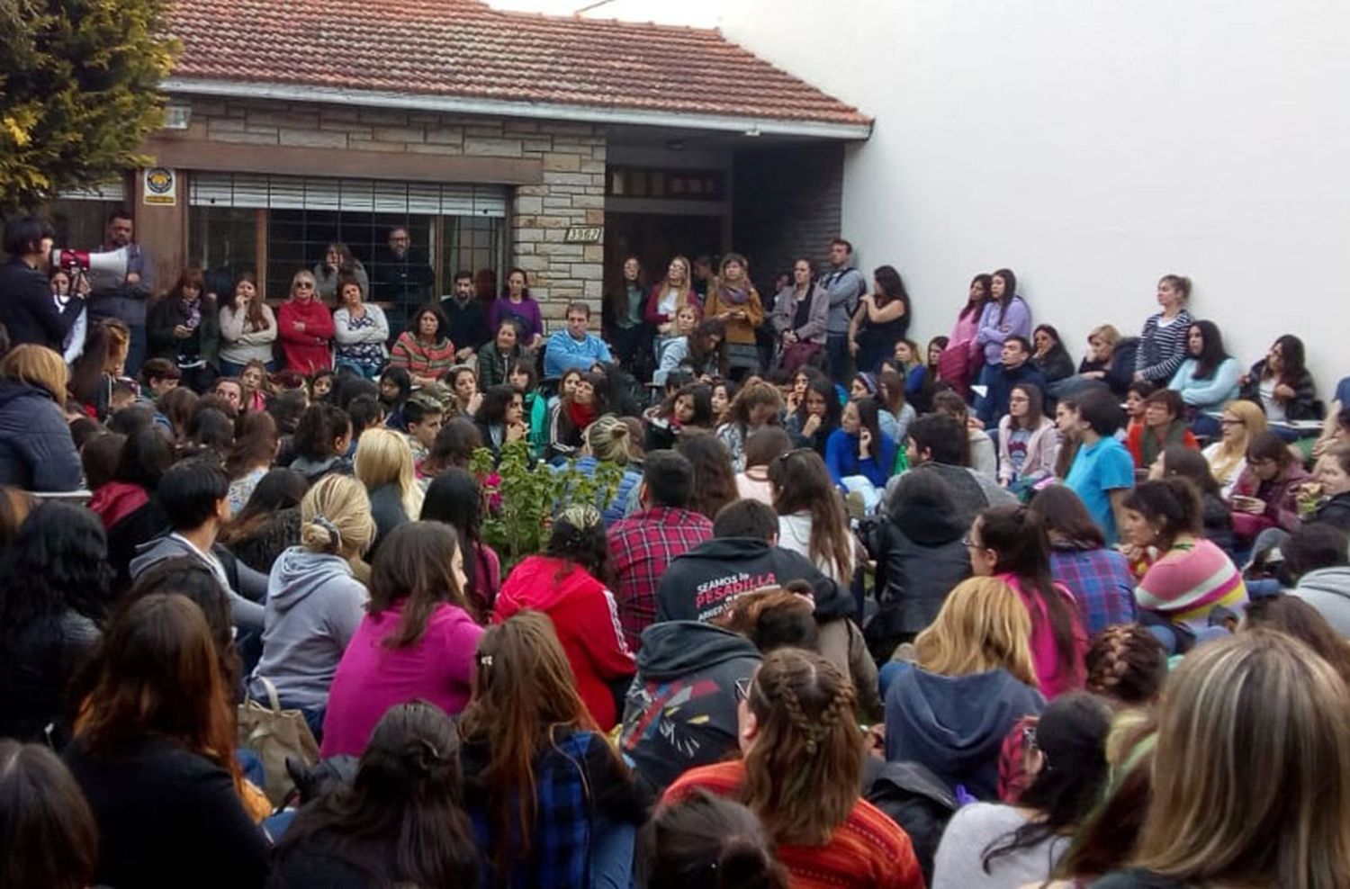 Docentes universitarios levantaron el paro aunque continúan las tomas