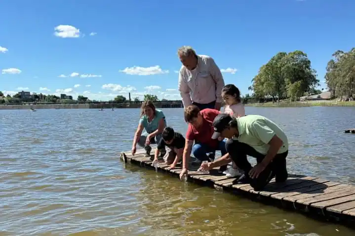 Un día de siembra de pejerreyes en el Lago del Fuerte.
