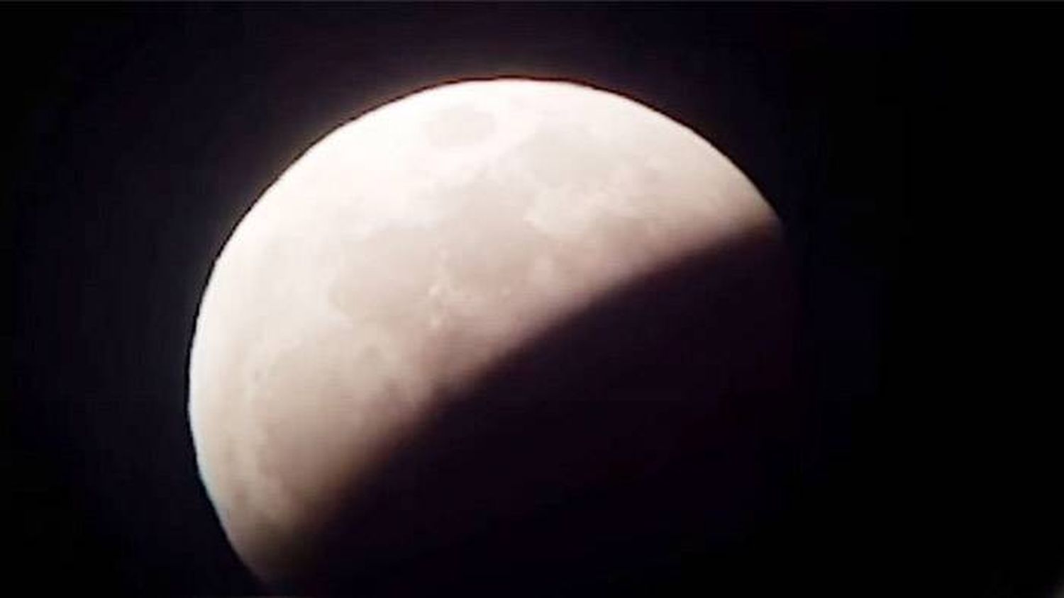 La Nasa transmitirá el eclipse lunar más largo del siglo este mes