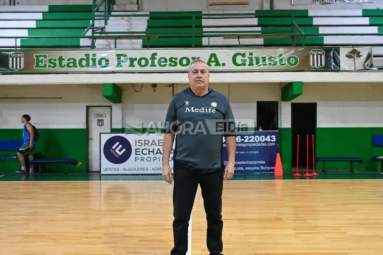 Javier Mendoza en el estadio de Racing, donde descubrió la pasión por el arbitraje hace 16 años (crédito: MR Fotografía).
