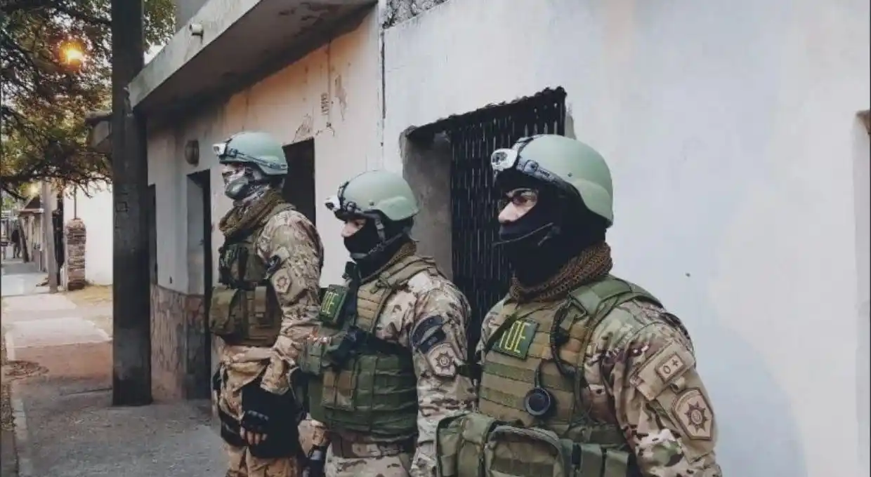 Allanamientos por crímenes en San Lorenzo: detienen a jefe policial con droga