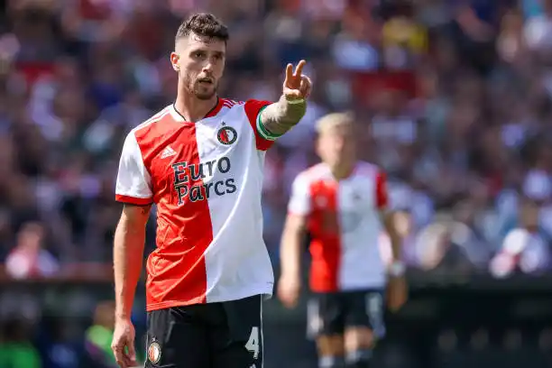 Scaloni hizo un corte y siguen Senesi y Dybala