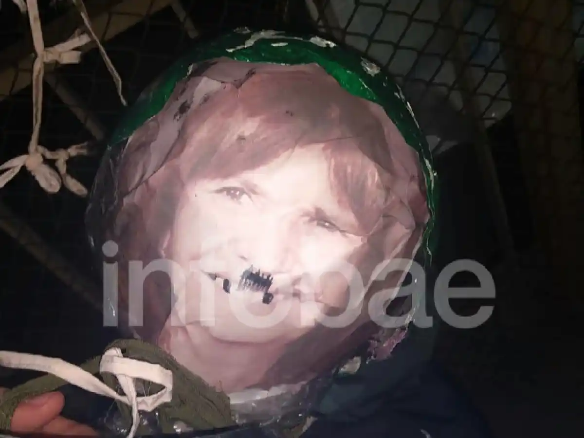 Mensaje mafioso: apareció un muñeco colgado de un puente con vestimenta de Gendarmería y una foto de Patricia Bullrich