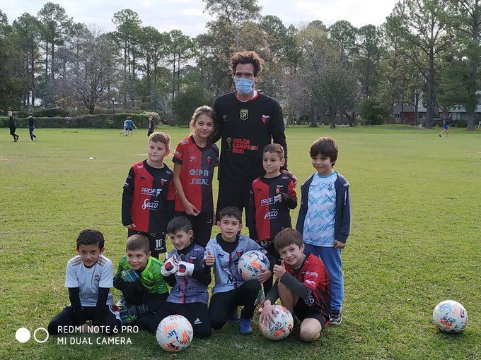 El gran gesto del DT campeón de Colón: entrenó a un grupo de chicos de su barrio