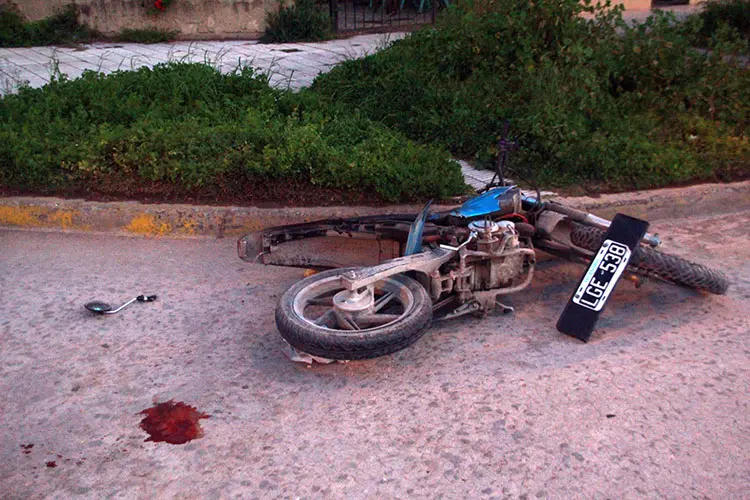 Una pareja sufrió heridas al chocar con su motocicleta