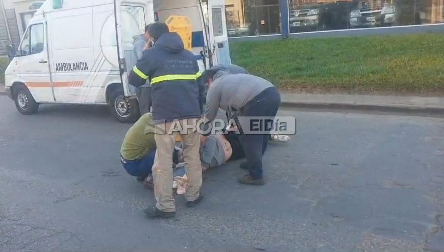 Fuerte accidente entre un auto y una moto en Gualeguaychú: Mirá el video