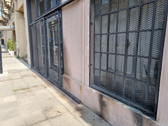 Video: le tiró nafta y le prendió fuego el local pero no está detenido