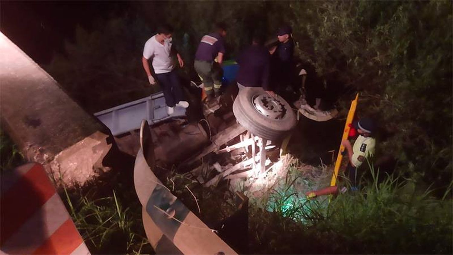 Rescataron a camionero que cayó desde un puente sobre Ruta 12