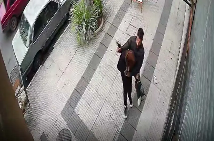 Estremecedor video: una jubilada fue baleada por un delincuente tras resistirse a un robo