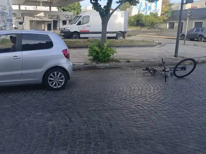 Una ciclista fue trasladada al hospital tras un choque en Av. Colón y Garibaldi