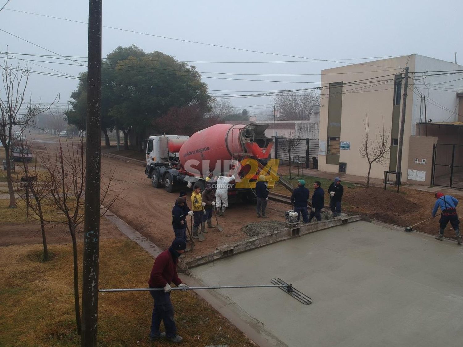 Barrio Ciudad Nueva: trabajo de hormigonado en una nueva cuadra de la ciudad