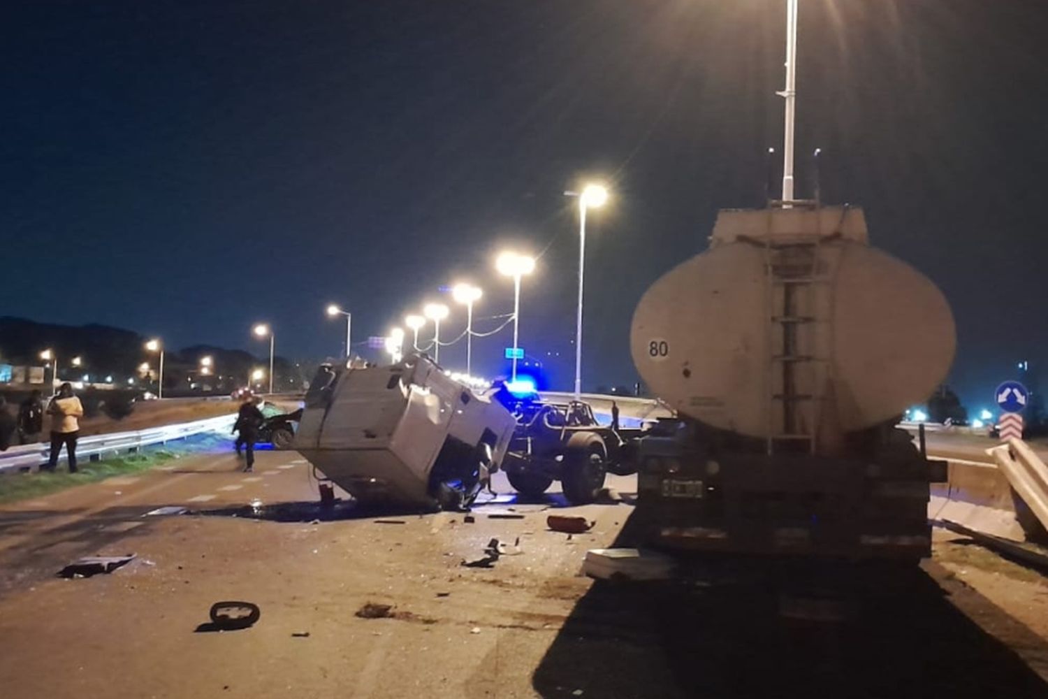 Volcó un camión cisterna en Circunvalación.