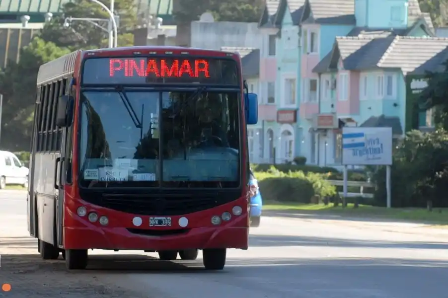 Polémica en Pinamar: La empresa a cargo del transporte público quiere aumentar el boleto de colectivo ¡un 258%!