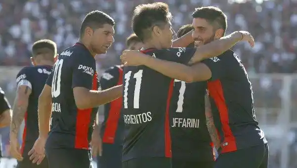 El Ciclón tumbó a Vélez con polémica y confirmó su buen momento