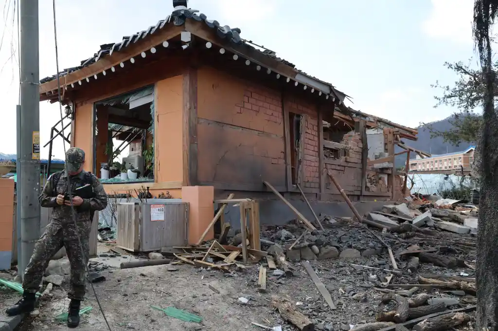 Así quedaron las casas donde cayeron los misiles surcoreanos lanzados por error.