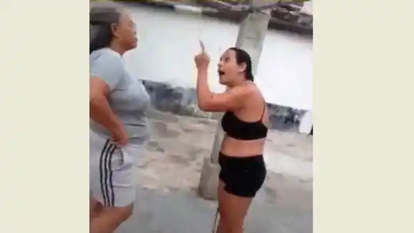 Mujer le cayó a correazos a abuela vecina en medio de una discusión (VIDEO)