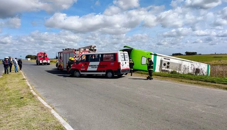 El bus llevaba 33 pasajeros y volcó el 6 de abril