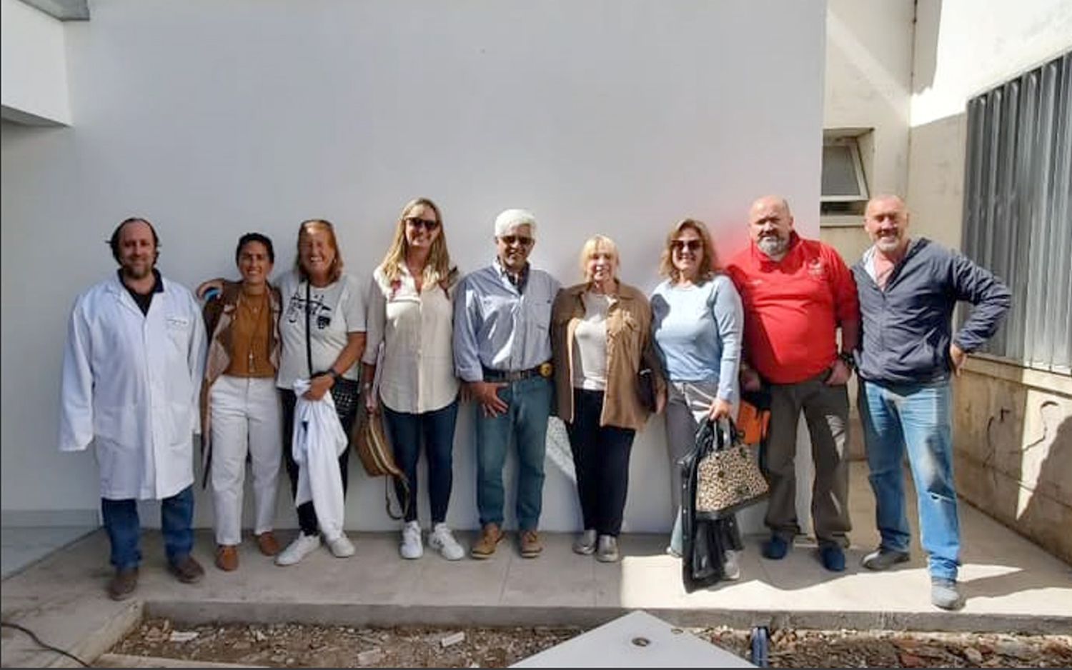 Recorrida. Integrantes de la Cooperadora visitaron la obra y dialogaron con el ingeniero Andrés Wall de la empresa Alsat, que lleva adelante la ejecución