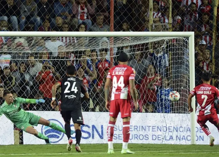 Unión sorprendió a River en Santa Fe