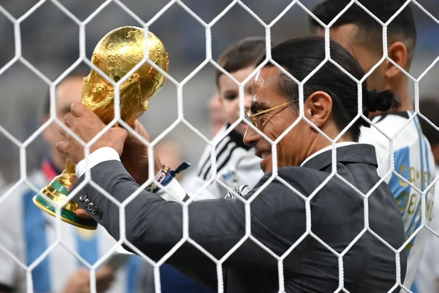 Quién es «Salt Bae» el FAMOSO CHEF que se convirtió en un intruso en la final de la Copa del Mundo