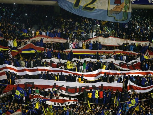 La barra de Boca despidió a Battaglia con trapos de River