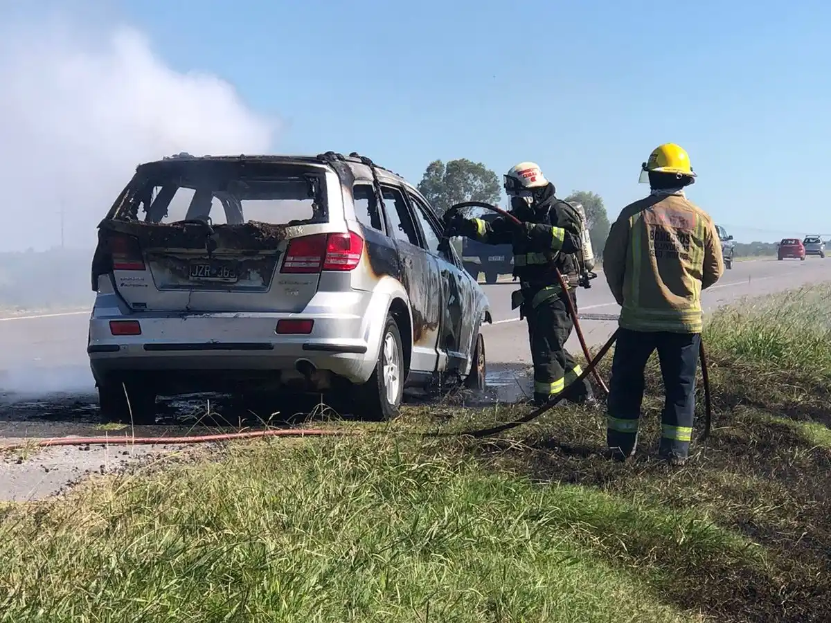 Fuerte incendio en ruta 14: una camioneta fue consumida por el fuego en minutos