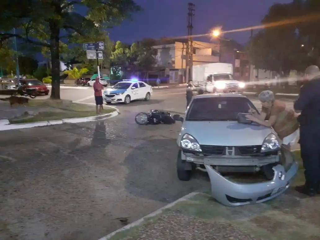 Choque entre un auto y una moto en Boulevard San Lorenzo