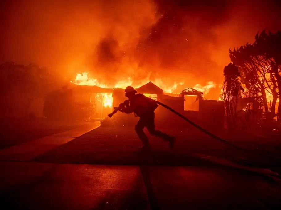 El incendio determinó que más de 30 mil personas deban evacuarse.