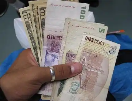 Cotización del dólar: Bajó el oficial y el blue superó los 17 pesos