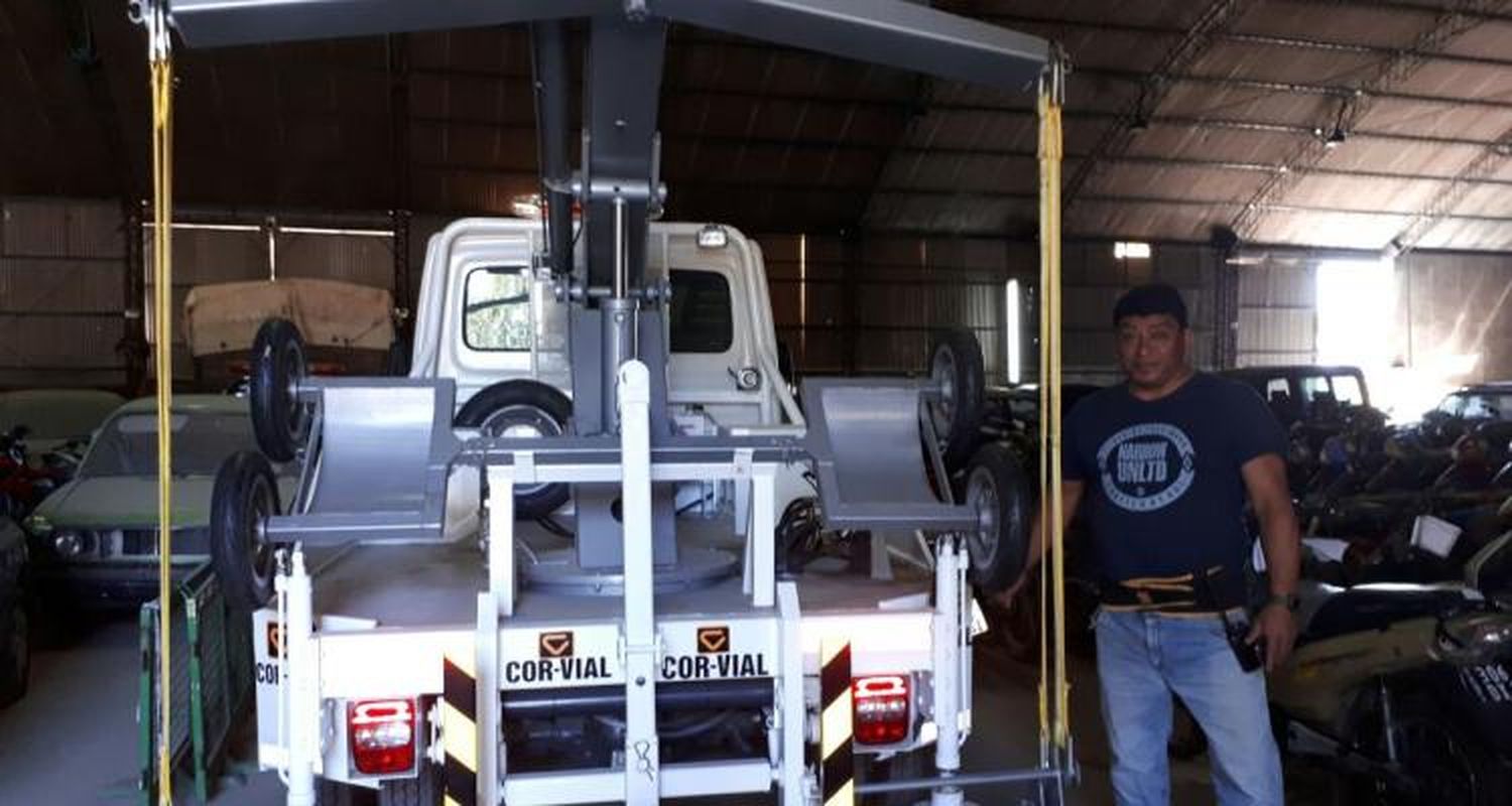Llegó la grúa y comenzaron a utilizarla