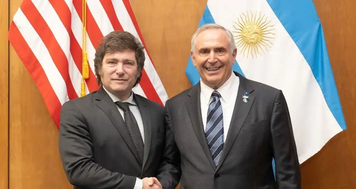 Javier Milei junto al embajador Marc Stanley. Crédito: @USAmbassadorARG