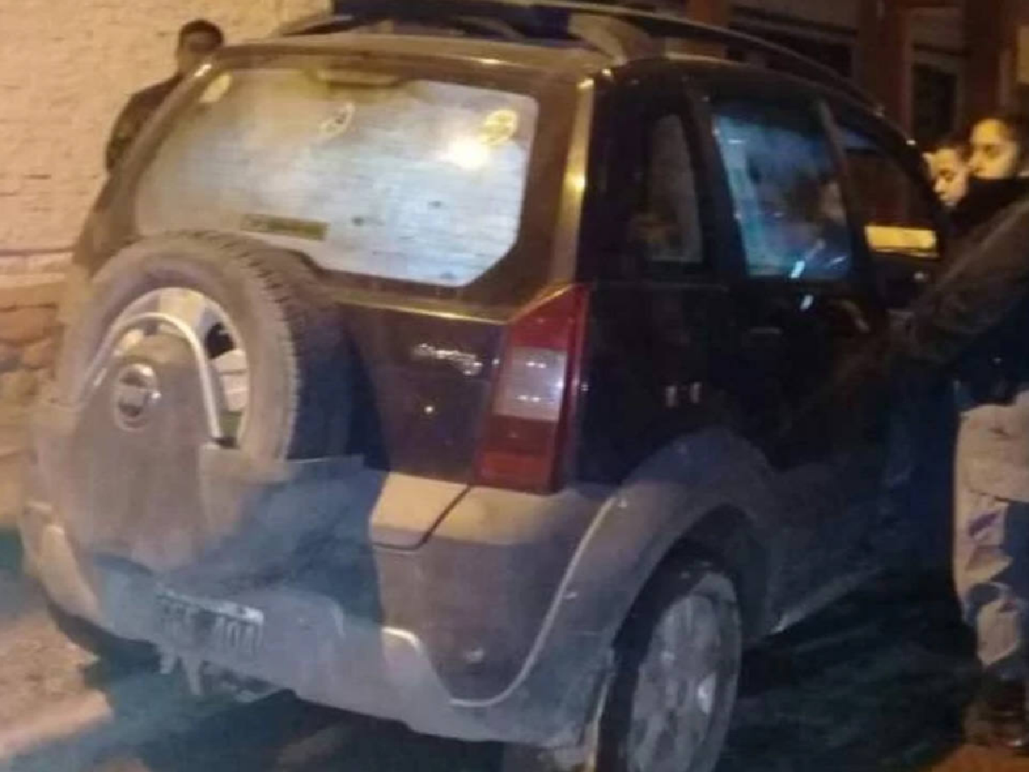 Dejaron a sus hijos encerrados en el auto para ir a bailar