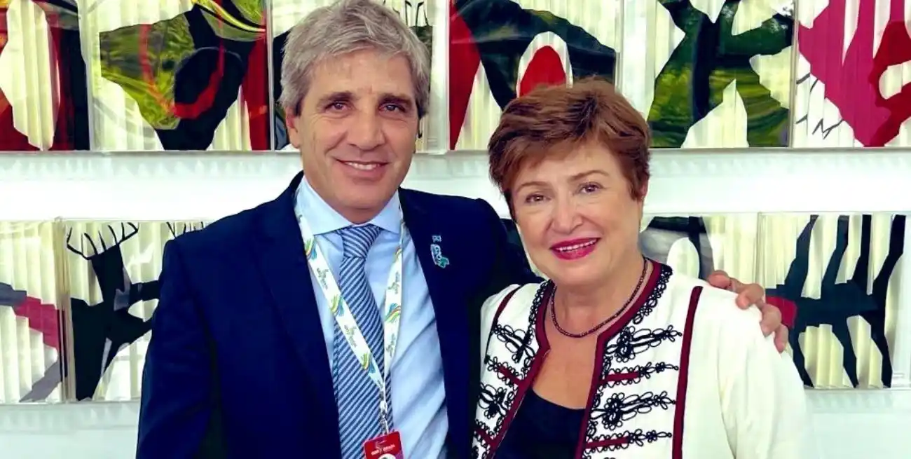 Luis Caputo junto a Kristalina Georgieva, titular del FMI.