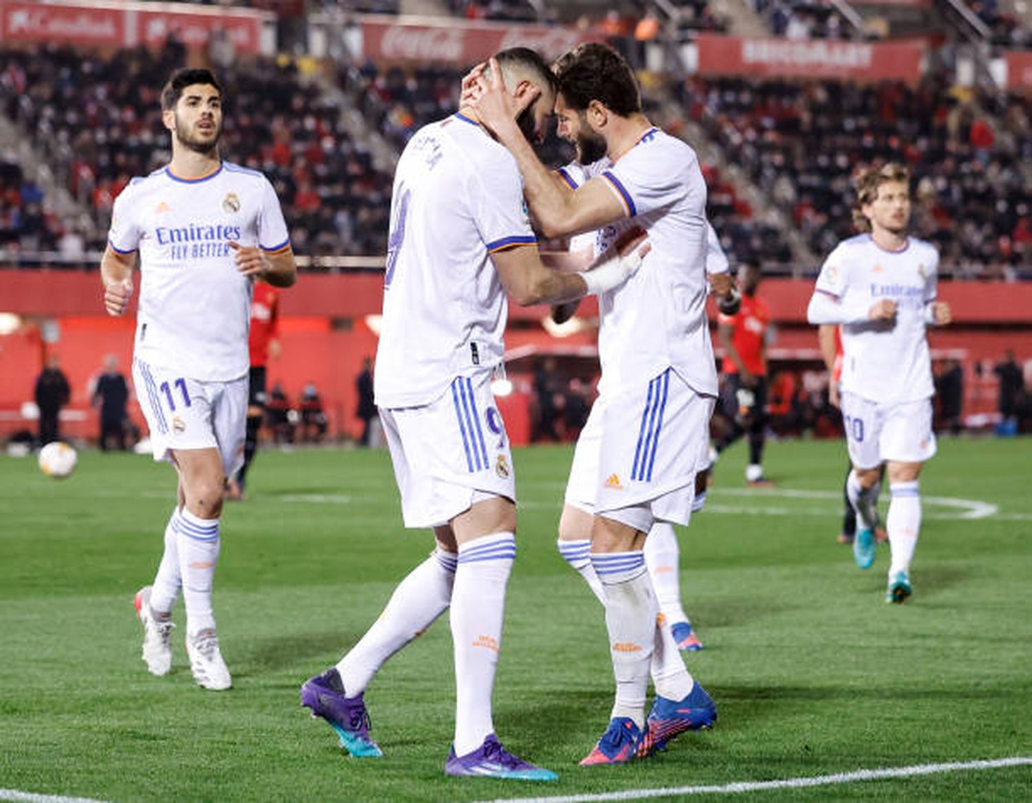 Real Madrid goleó y estiró la ventaja