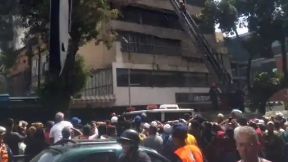 Para evitar su captura hombre intentó lanzarse de un edificio en el centro de Caracas (video)