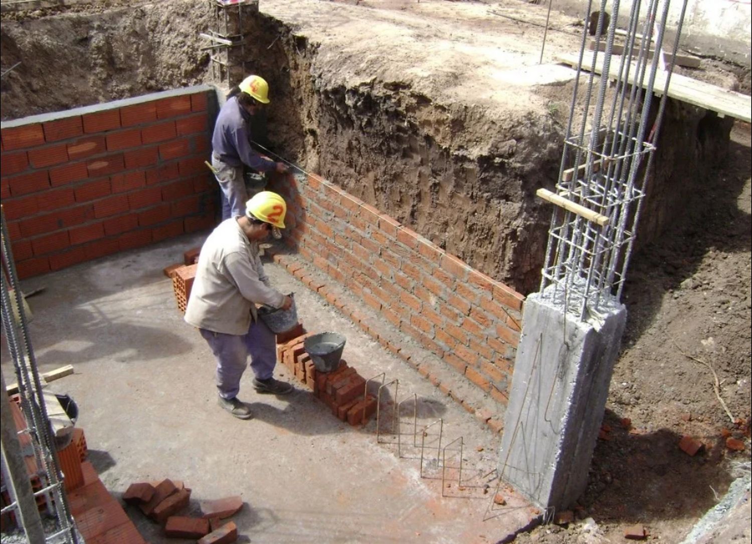 Razones que explican la falta de ladrillos y chapas que afecta a la construcción