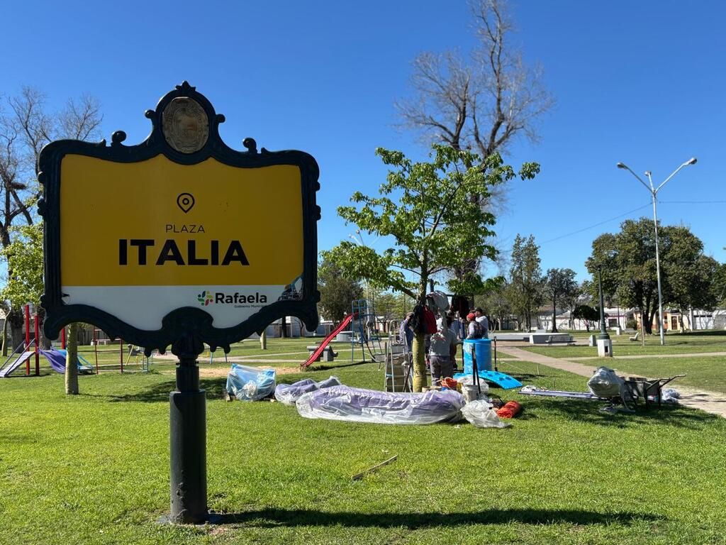 Comenzó la colocación de juegos en Plaza Italia