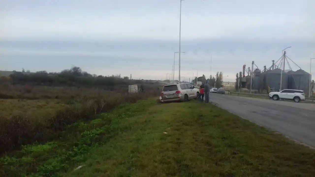 Chocan un camión y un auto en Acceso Norte: los conductores, internados