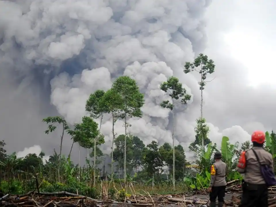 El monte Semeru entró en erupción cinco veces