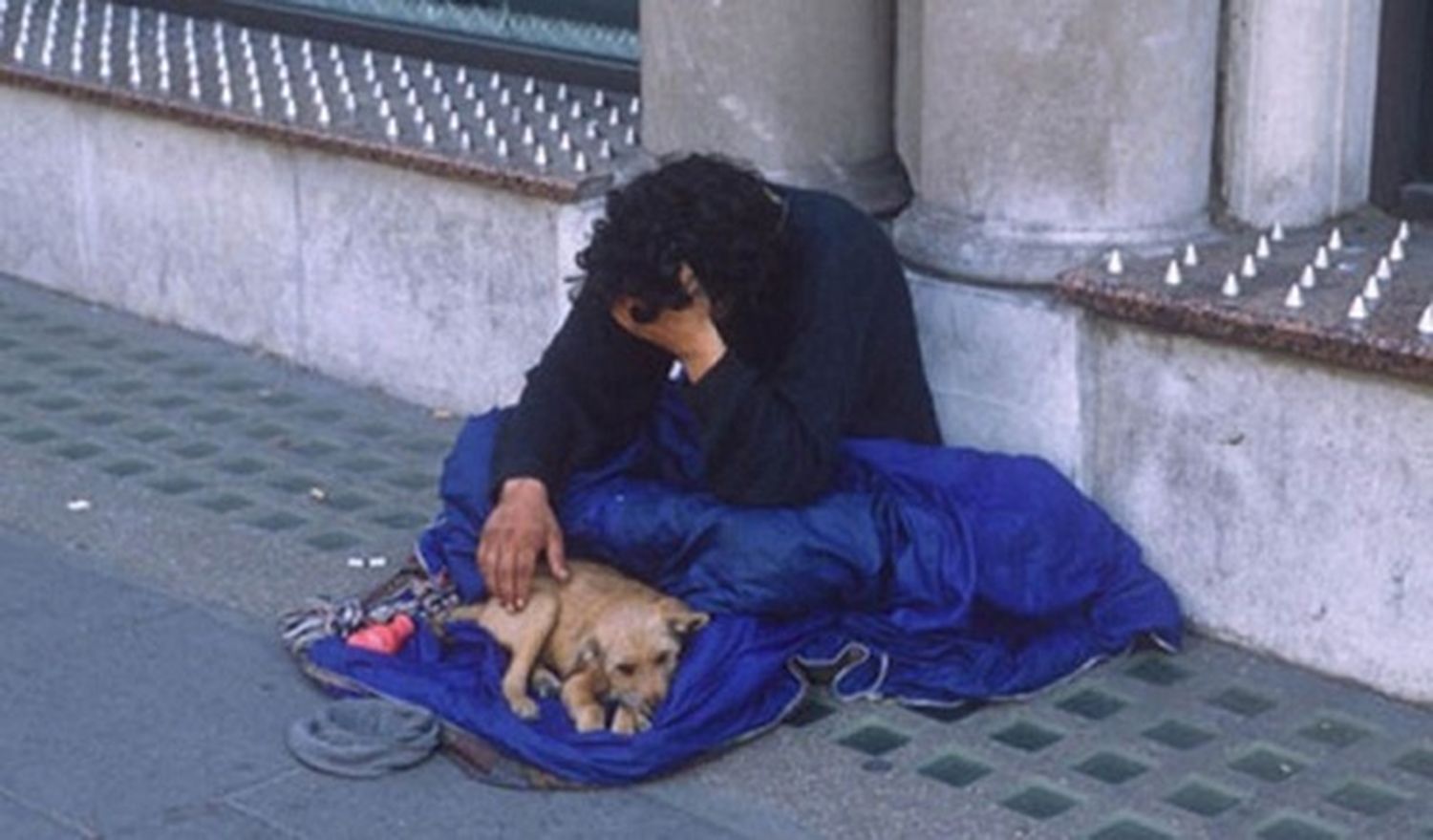 Londres polémica: Pusieron clavos en el piso contra los homeless