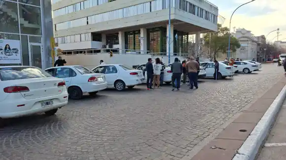 Remiseros rafaelinos lanzaron su protesta frente a la Municipalidad contra las apps de viajes ilegales