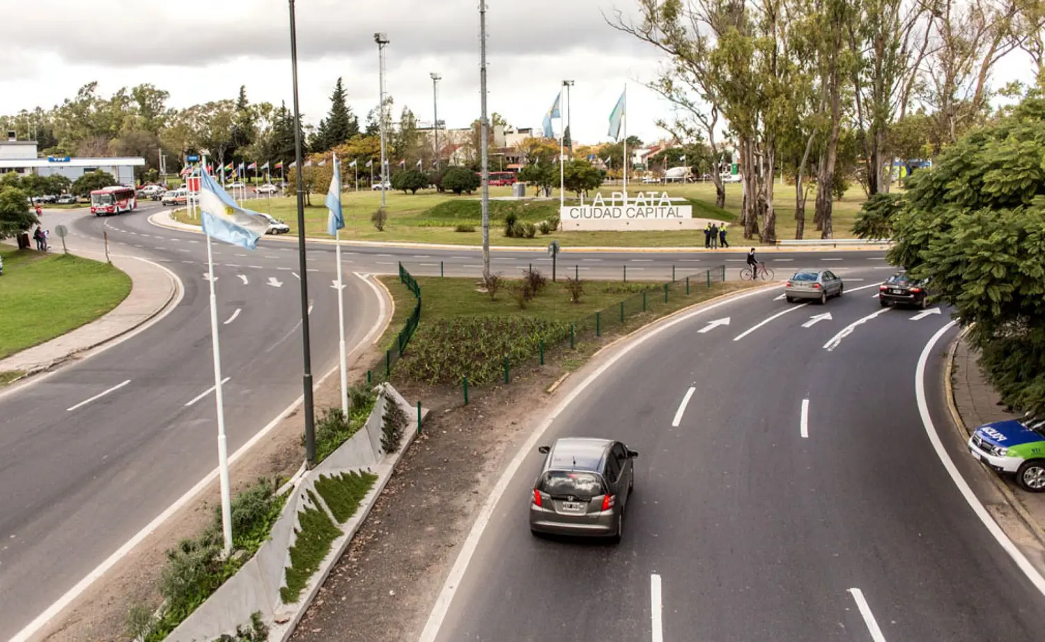 La Plata: Desafectaron a un Policía que baleó a un joven tras apedrear una garita de seguridad